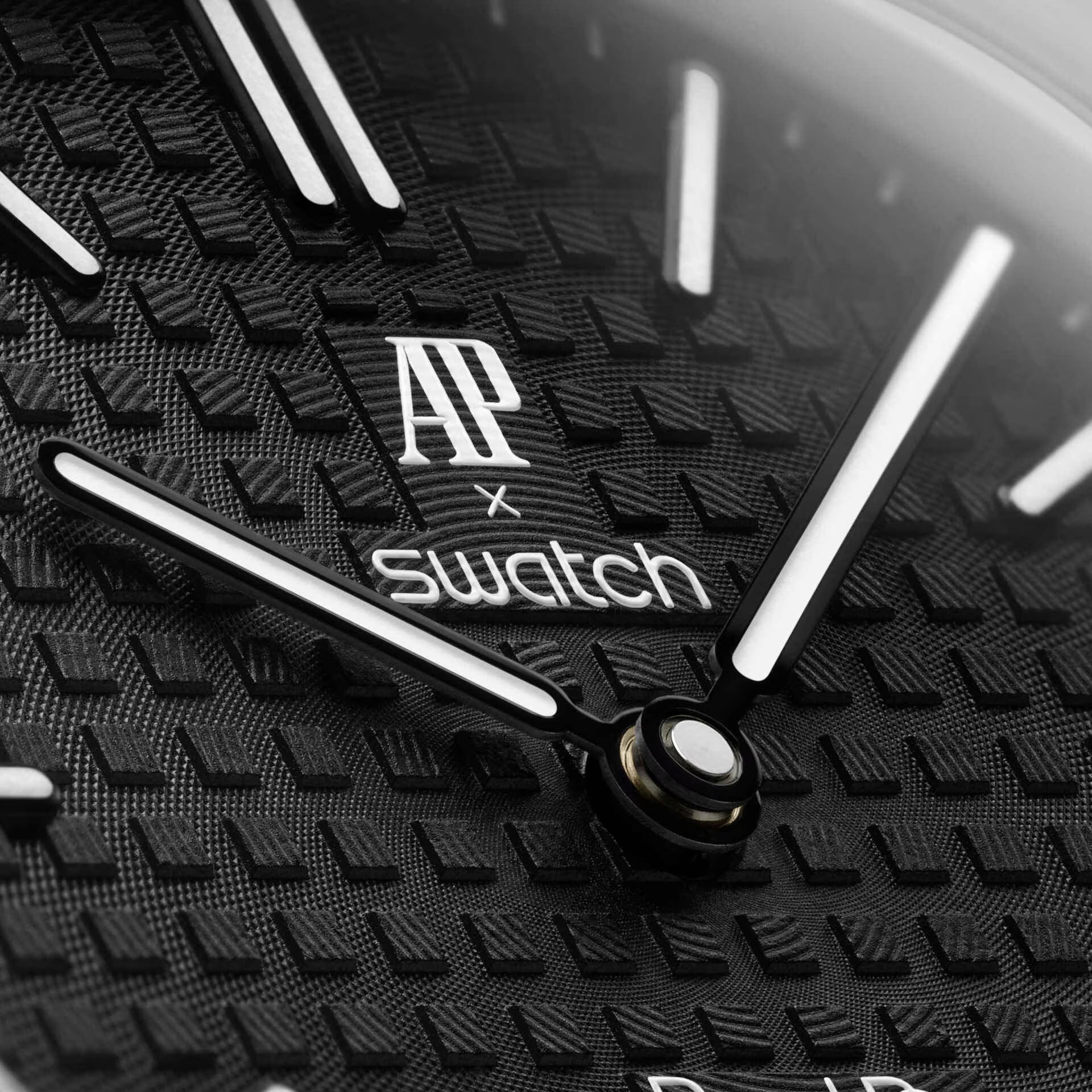 AP SWATC_H X ROYAL POP OCHO NEGRO