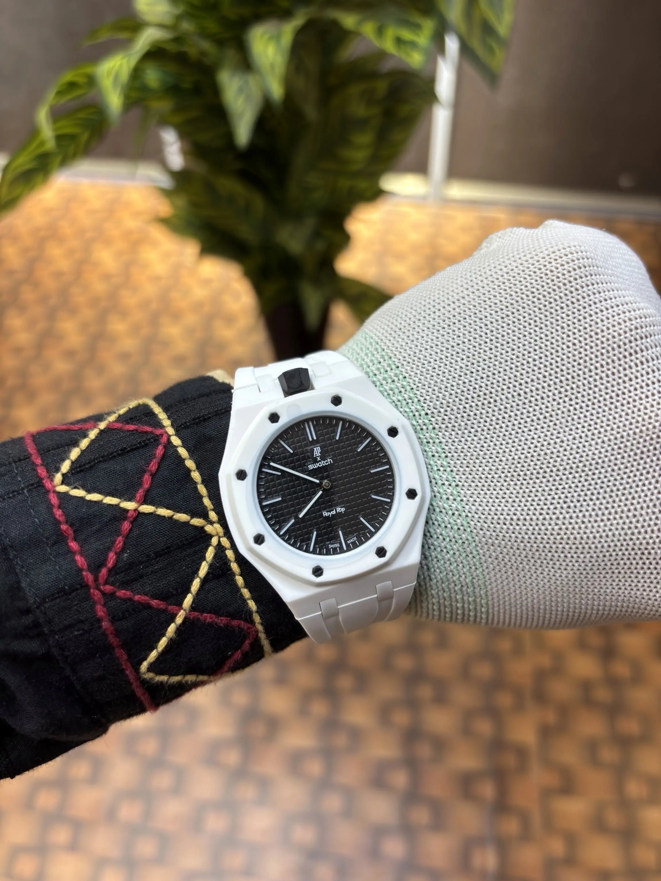 AP SWATC_H X ROYAL POP WITH BOX & SILICON STRAP WHITE BLACK